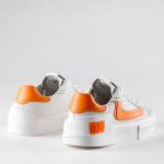 Авангардные кроссовки из кожи белого цвета с оранжевым элементом